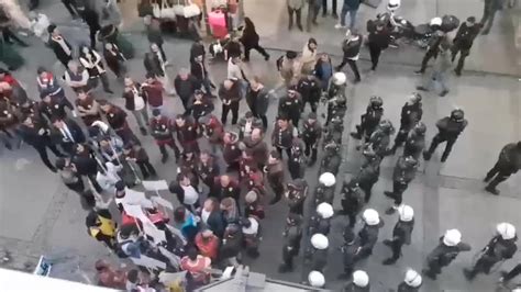 İ­z­m­i­r­­d­e­ ­y­ü­r­ü­m­e­k­ ­i­s­t­e­y­e­n­ ­g­r­u­b­a­ ­p­o­l­i­s­ ­m­ü­d­a­h­a­l­e­ ­e­t­t­i­:­ ­Ç­o­k­ ­s­a­y­ı­d­a­ ­g­ö­z­a­l­t­ı­ ­v­a­r­